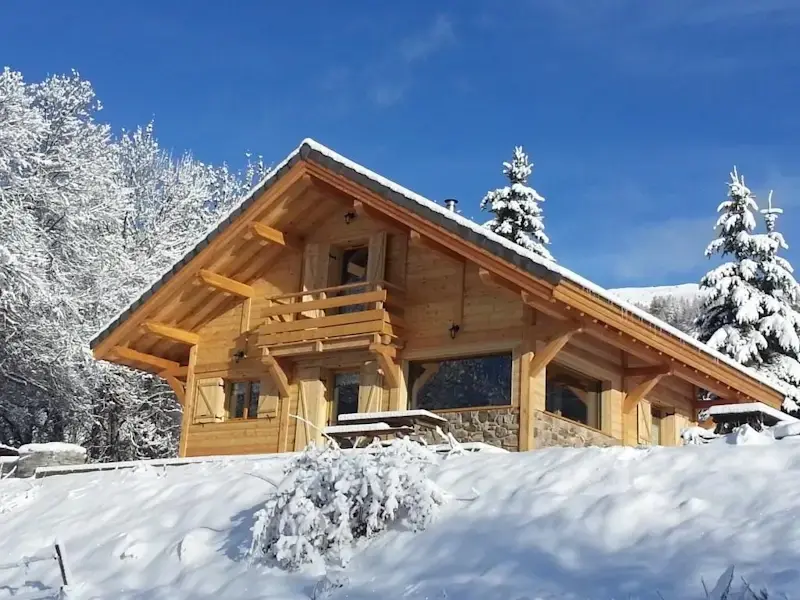 chalet en bois aménagé pour location Airbnb avec intérieur cosy et extérieur nature, optimisé pour générer des revenus locatifs
