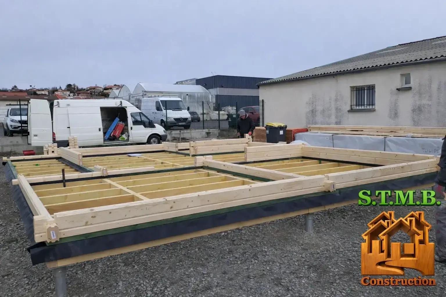Dalle bois sur pilotis en cours de construction structure ossature bois posee sur terrain chantier maison bois avec solivage et po 1