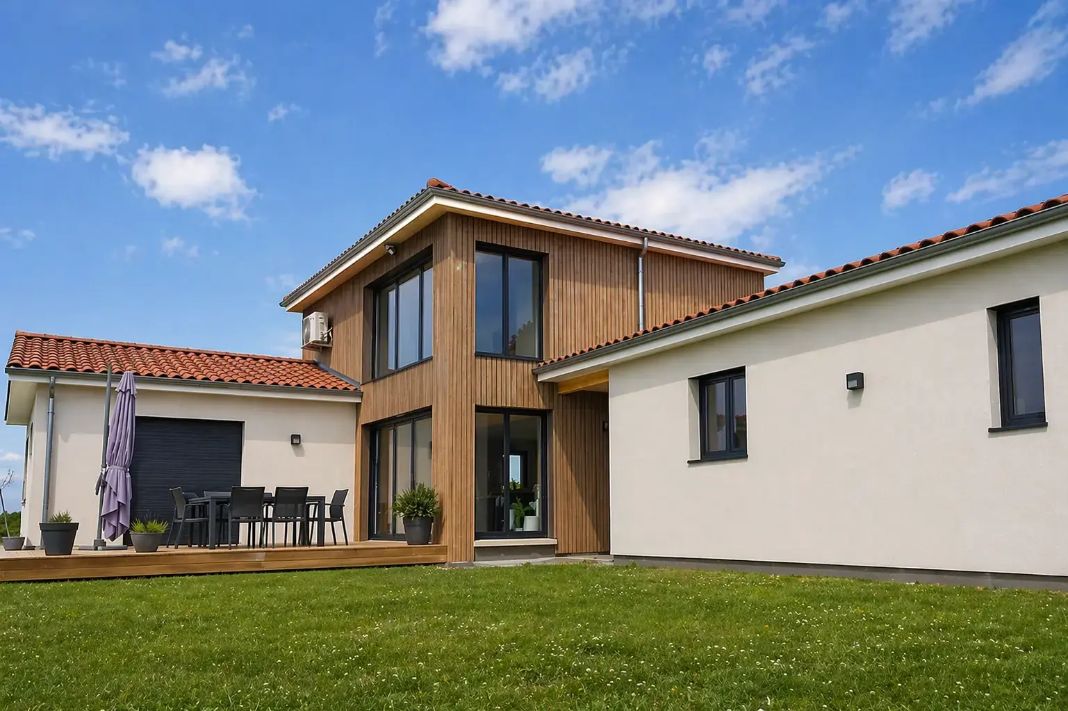 Maison moderne avec extension en bardage bois vertical, terrasse extérieure et jardin, architecture contemporaine
