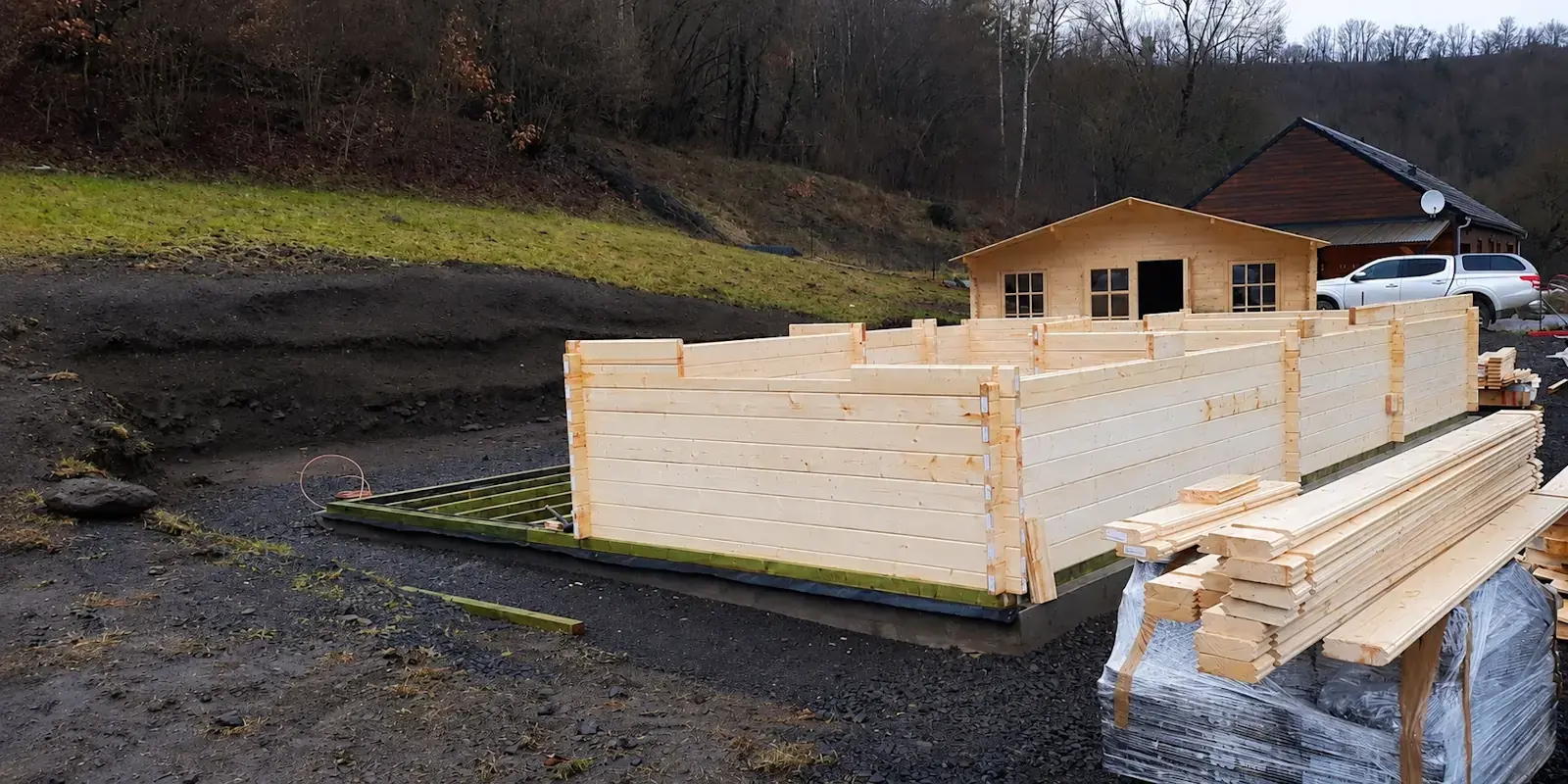 Montage d'un chalet habitable en bois par les équipes de STMB Construction.