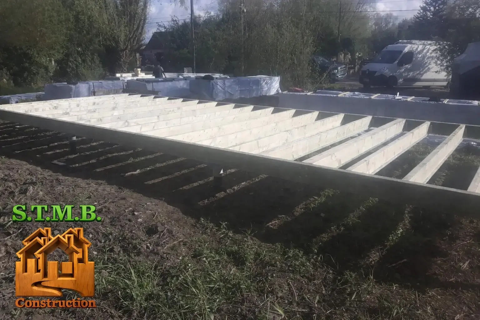 Plancher bois sur pilotis en construction structure de solive en bois traite posee sur terrain naturel pour maison ou extension