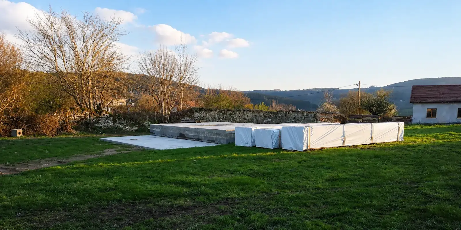 Dalle béton conforme avec kit bois livré, prête pour le montage d'un chalet en bois par les équipes STMB Construction.